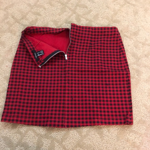 Black and red plaid skirt - Picture 2 of 2